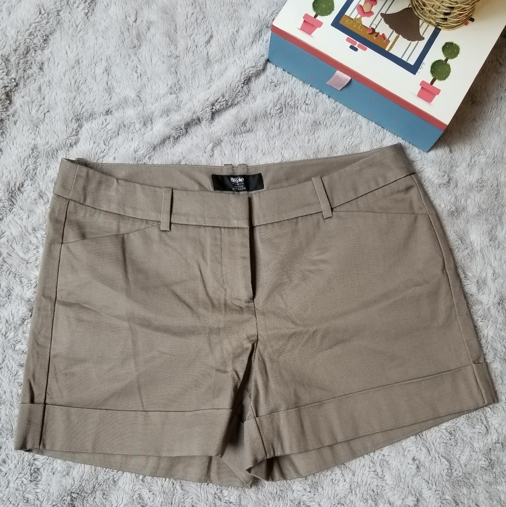 Mossimo flat front short chocolate color size 6.